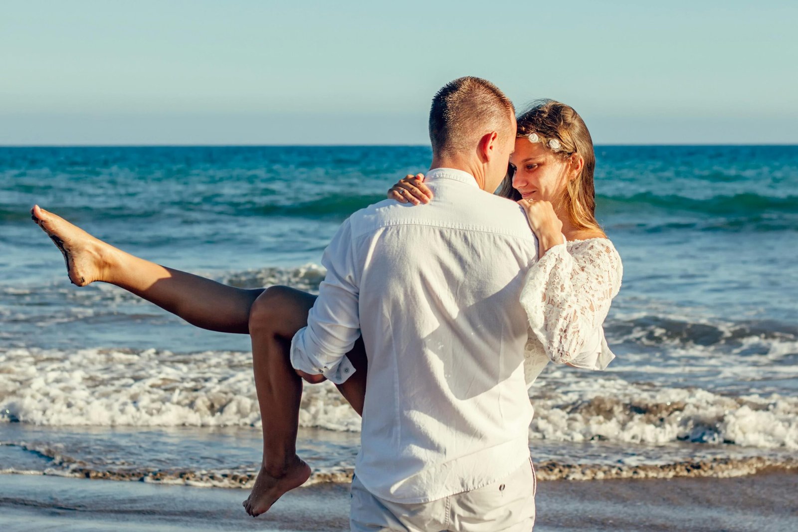 Couple in love at the beach, enjoying romance — Duo Desire moment.