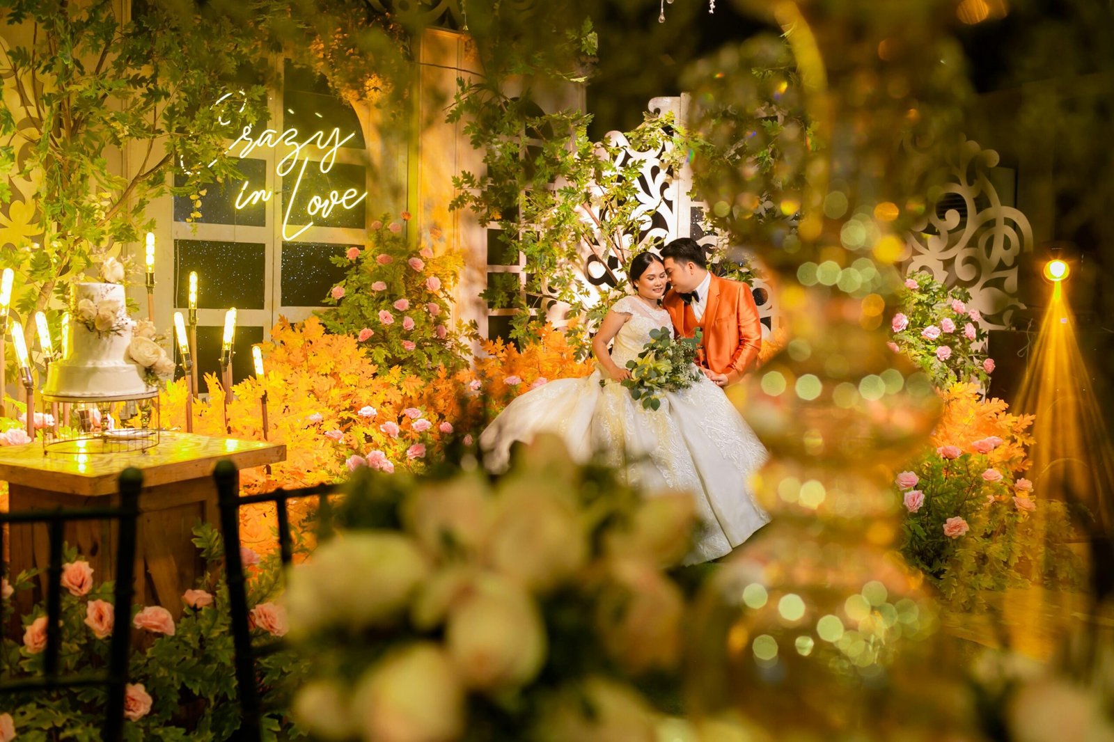 Romantic wedding moment with glowing lights and floral decor – Duo Desire.